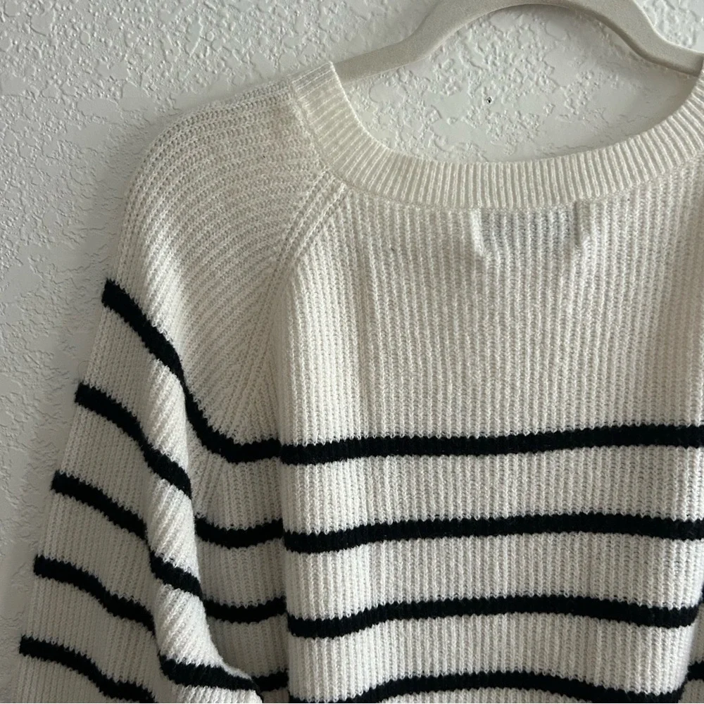 Old Navy SoSoft V-neck Cocoon Old Money Aesthetic Black and White Knit Sweater - Picture 8 of 10